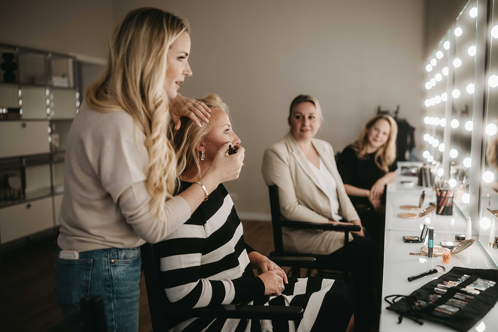 Julia mit Workshop-Gruppe im Atelier in Hannover