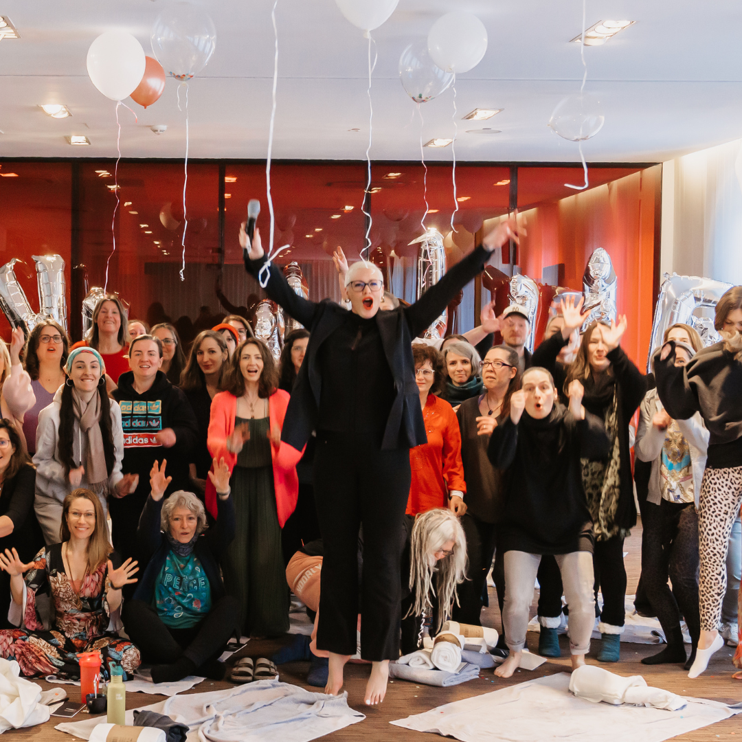 Banner für Produkt mit Menschen, die voller Lebensfreude sind