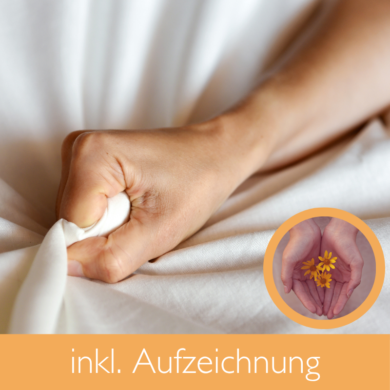 Hand krallt die Bettdecke fest