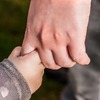 Erwachsener und Kind, Hand in Hand