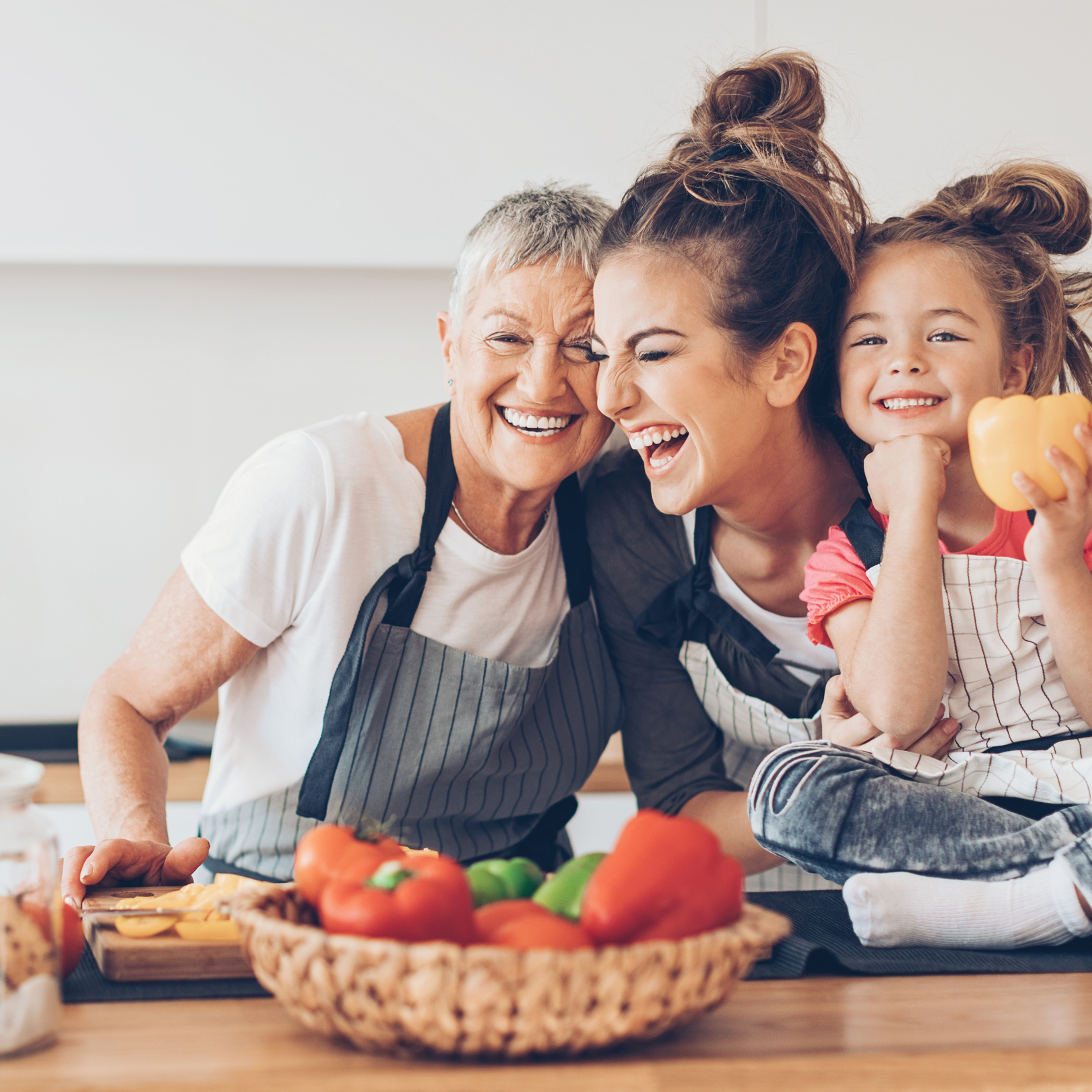 3 Generationen Frauen lachen in der Küche