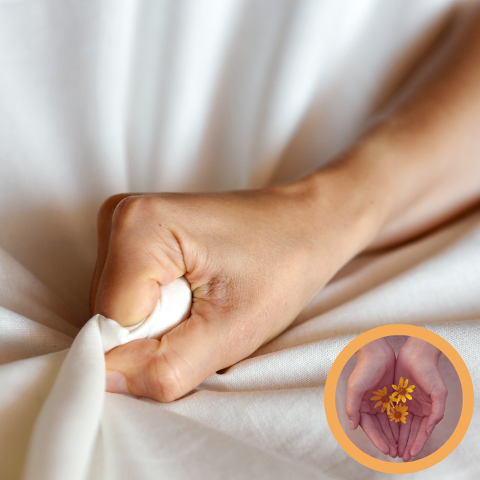 Eine Hand krallt die Bettdecke fest