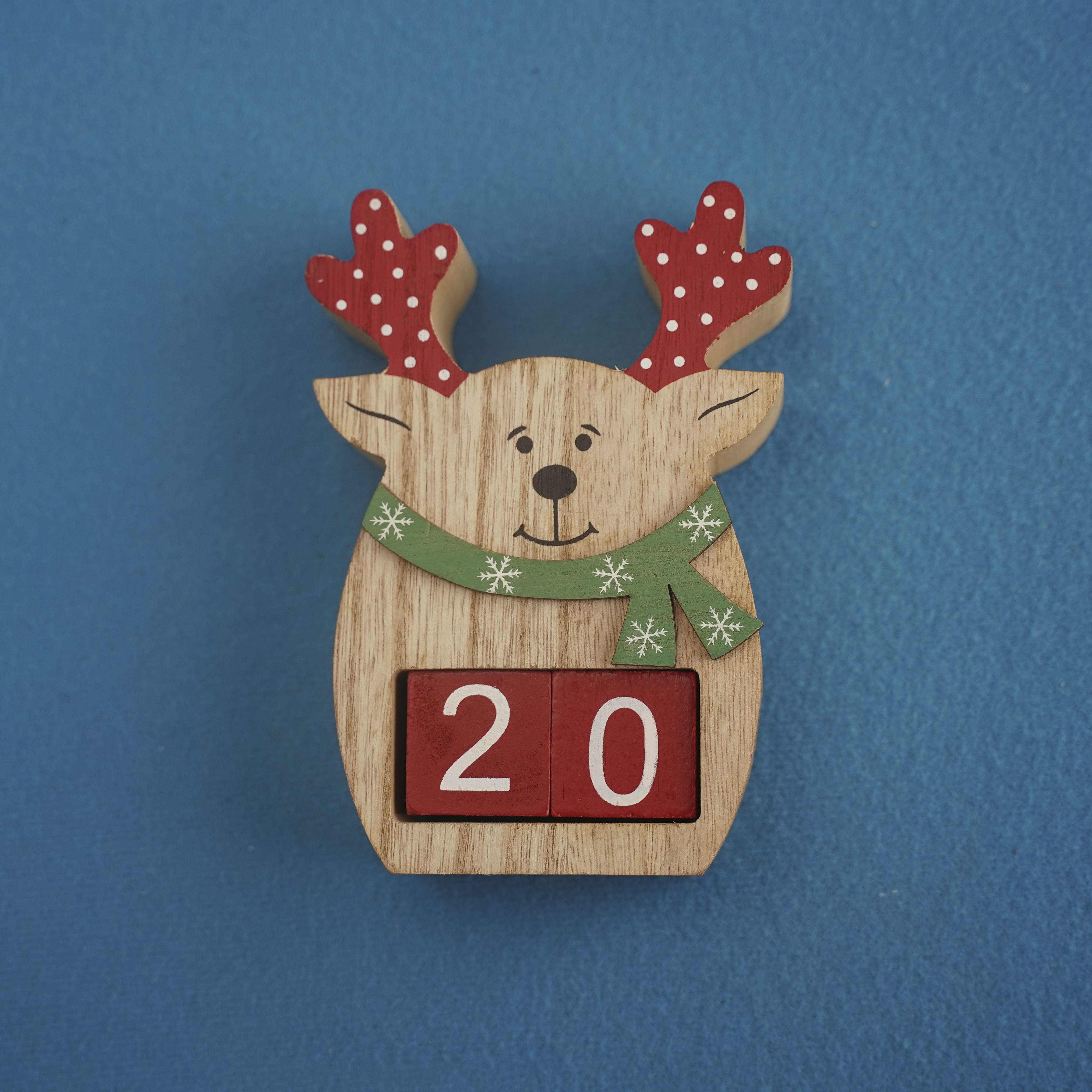 festive-wooden-deer-with-viva-magenta-cubes-20-blue-background-closeup-top-view-christmas-concept-date-time-funny-numbers-20-red-cubes-copy-space-text-event-educational-cubes-4000x4000.jpg