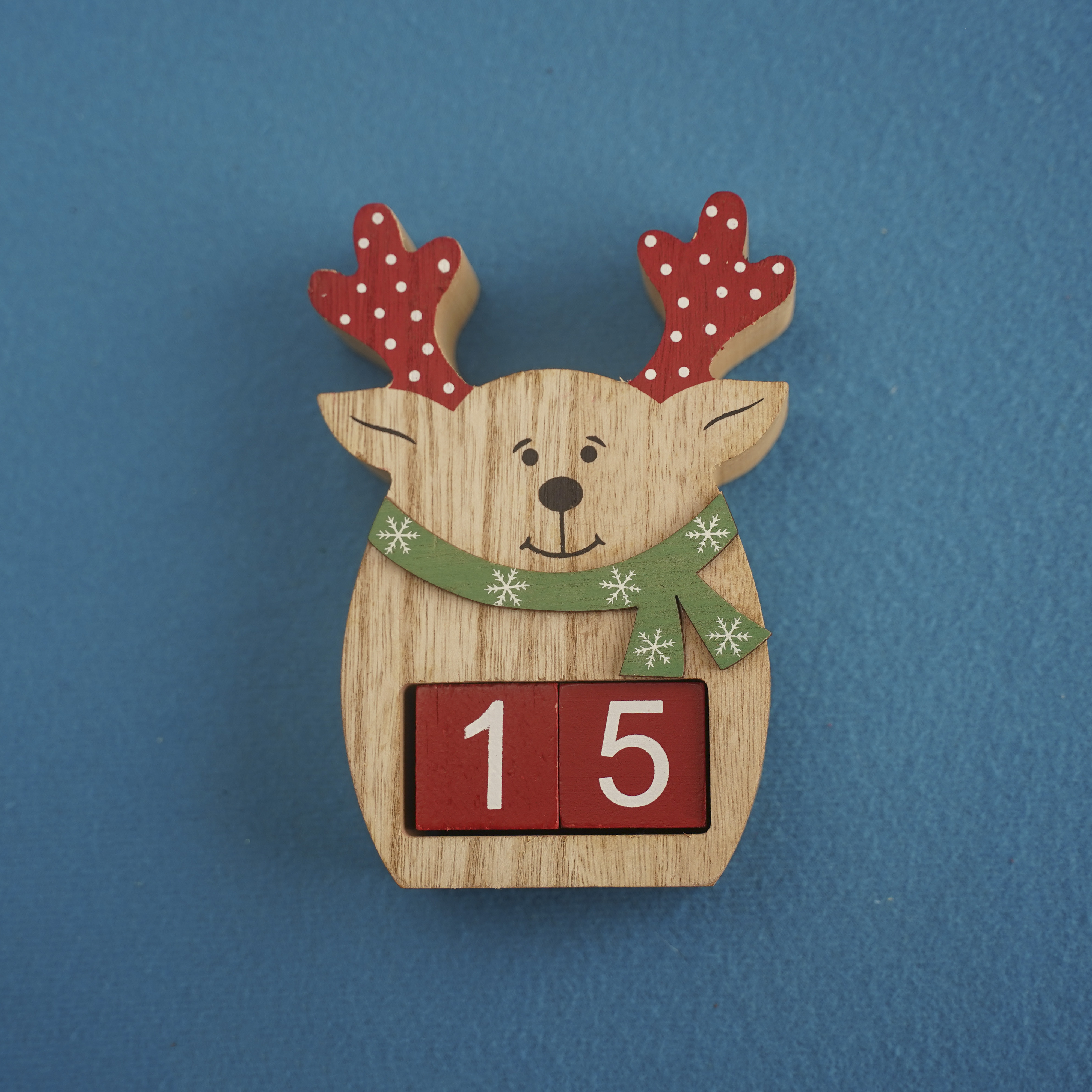 festive-wooden-deer-viva-magenta-cubes-15-blue-background-closeup-top-view-christmas-concept-date-time-funny-numbers-15-red-cubes-copy-space-text-selective-focus-blurred-background-4000x4000.jpg