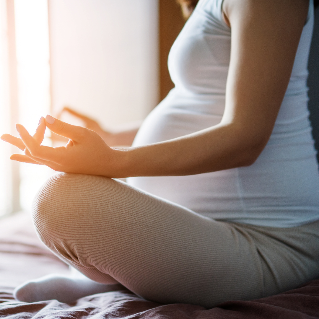 Schwangere Frau macht Yoga