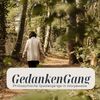 Produktbild für Gedankengang, die Wegbegleiterin von Hinten geht in einem Wald spazieren