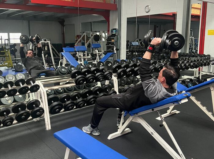 Bild Daniel beim Training im Freihantel-Bereich
