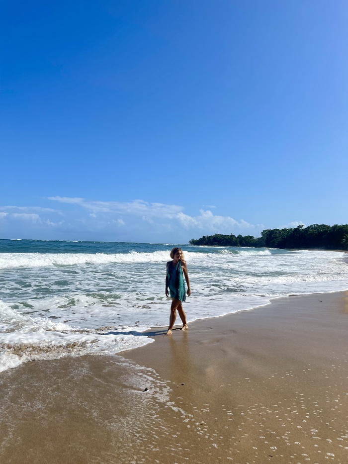 Frau geht am Strand spazieren