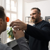 Dozent erklärt neurofunktionelle Zusammenhänge anhand einer grafischen Darstellung zu visuellen Fixationsmechanismen