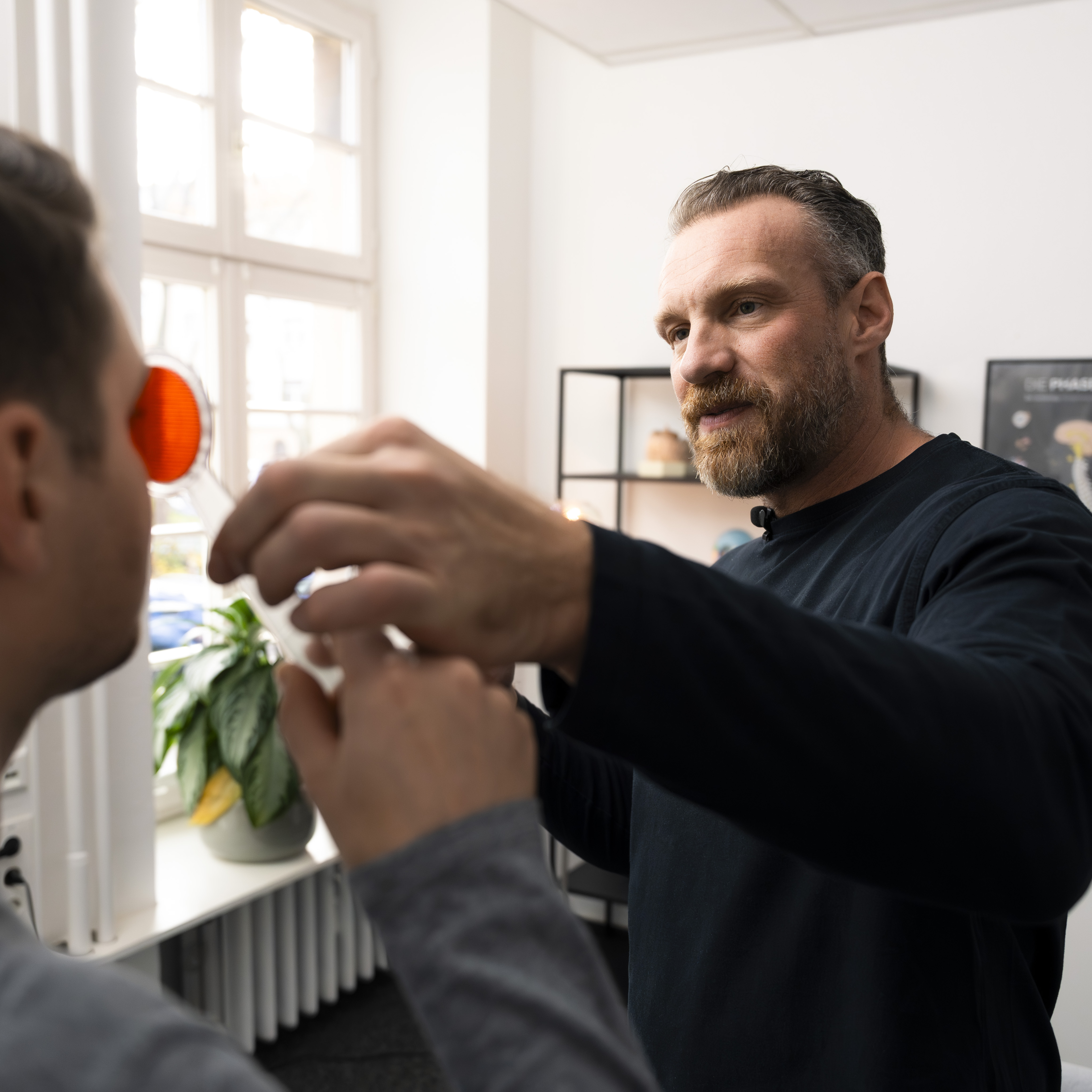 Dozent erklärt neurofunktionelle Zusammenhänge anhand einer grafischen Darstellung zu visuellen Fixationsmechanismen