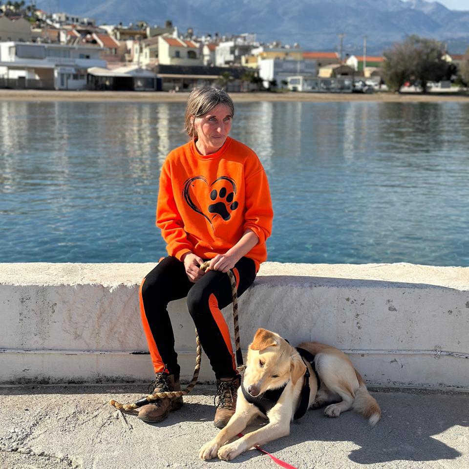 Anja Rafalski von Kretas Seelenpfoten im entspanten Training mit einem Hund am Meer. Professionelles Hundetraining mit Heart 