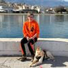 Anja Rafalski von Kretas Seelenpfoten im entspanten Training mit einem Hund am Meer. Professionelles Hundetraining mit Heart 