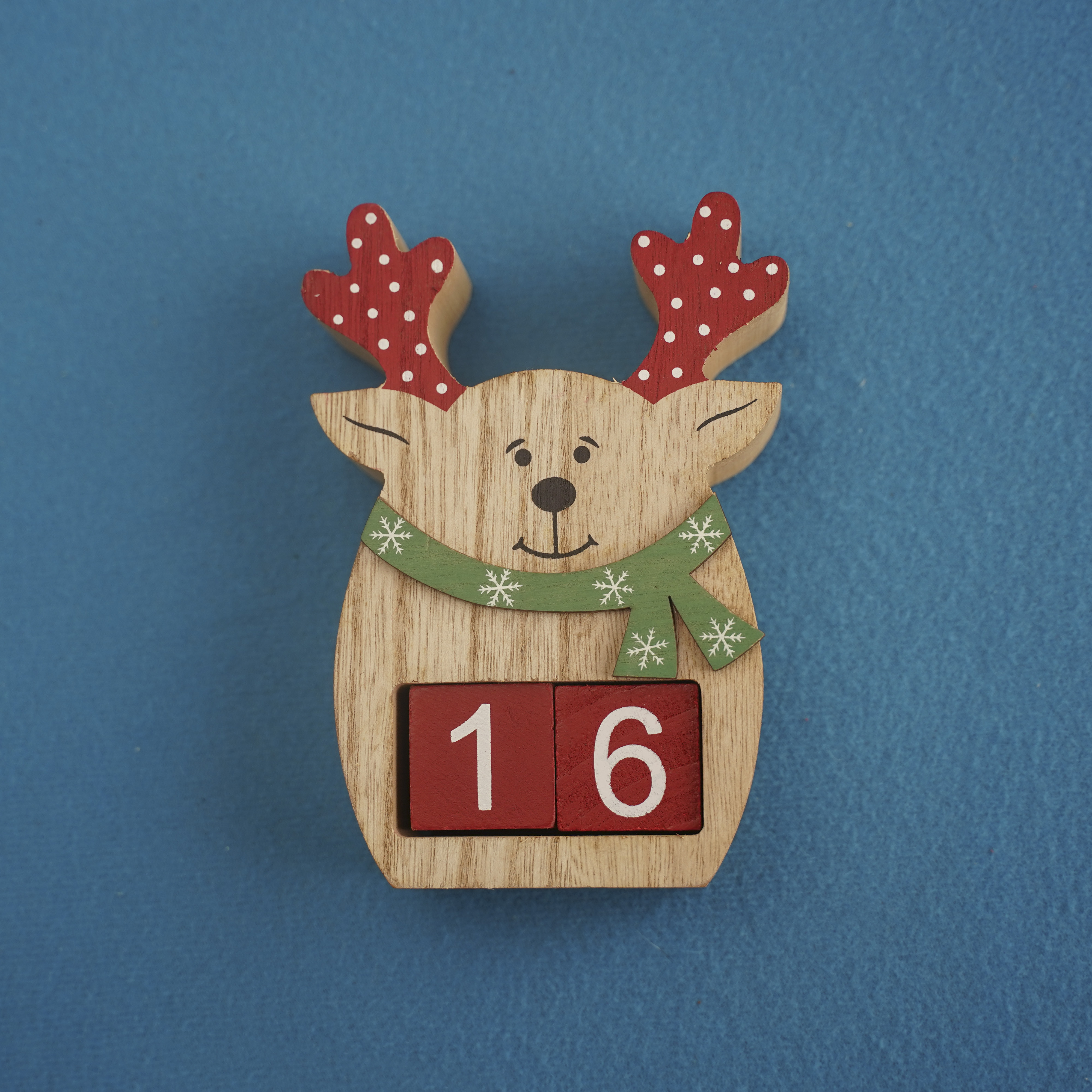 festive-wooden-deer-viva-magenta-cubes-16-blue-background-closeup-top-view-christmas-concept-date-time-funny-numbers-16-red-cubes-copy-space-text-selective-focus-blurred-background-4000x4000.jpg