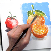 Lockeres Acrylbild von einer Tomate und einer Orange mit blauem Hintergrudn eine Hand mit Pinsel malt darauf