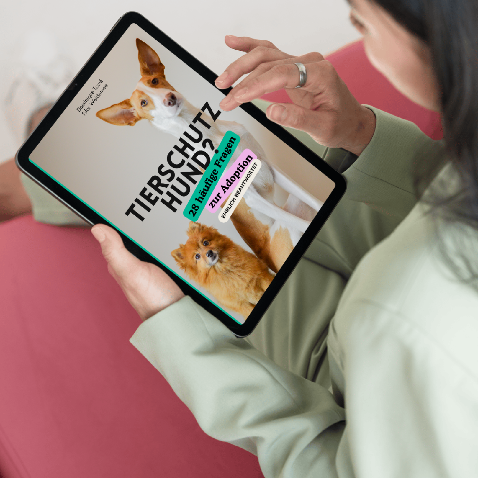 Frau mit Tablet und dem E-Book "Tierschutzhund?"