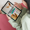 Frau mit Tablet und dem E-Book "Tierschutzhund?"