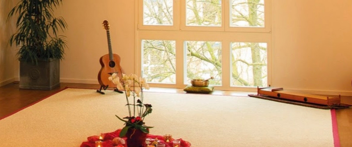 Gitarre auf Teppich in hellem Raum