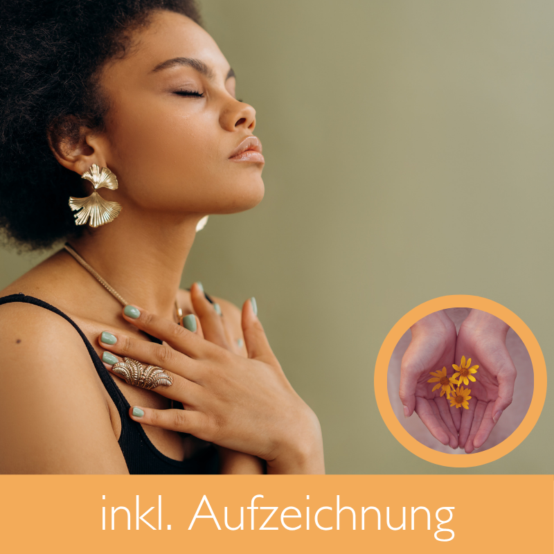 Frau umarmt sich selbst mit geschlossenen Augen