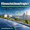 Klimaschutzkurs, 16 UE. KI-Illustration: Industriebetrieb, Photovoltaik und Emissionsgrafik.
