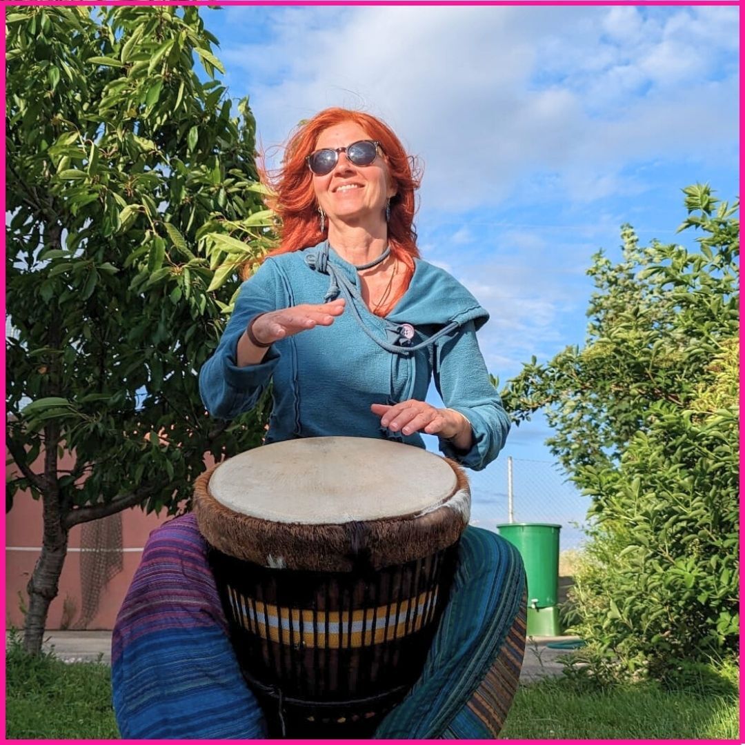 Karin beim Trommeln