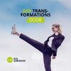 Female Leader in Business-Outfit mit Sneakers kickt kraftvoll in den Himmel – Sinnbild für Transformation, Mut und Leadership