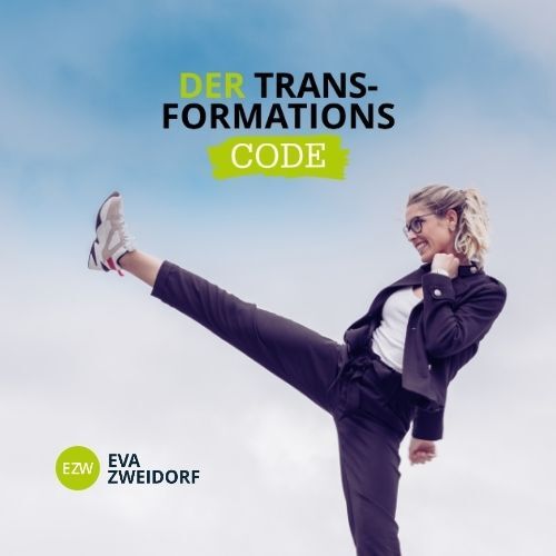 Female Leader in Business-Outfit mit Sneakers kickt kraftvoll in den Himmel – Sinnbild für Transformation, Mut und Leadership