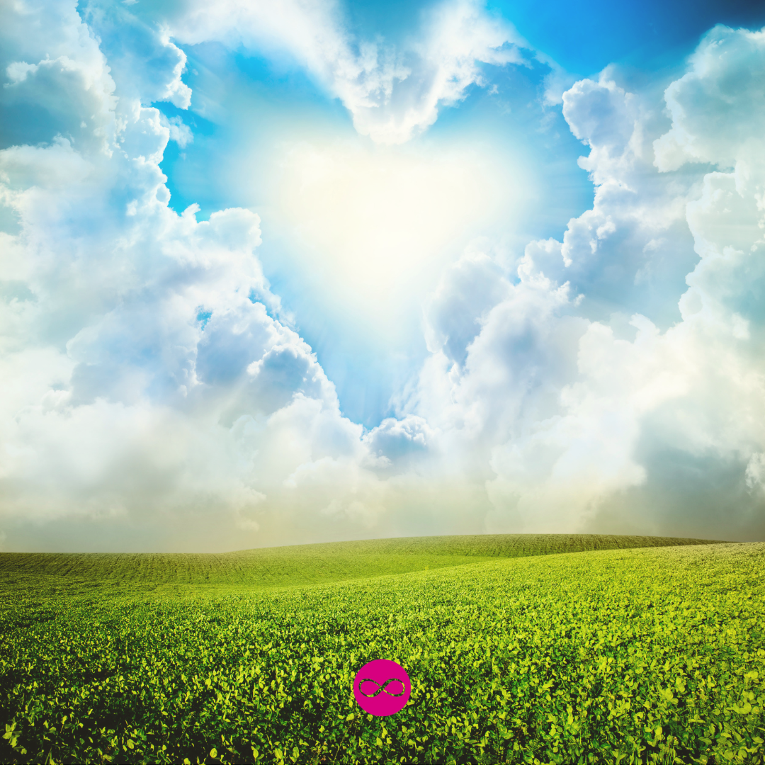 Heilung mit der Geistigen Welt, Wolken in Herzform im Licht mit grüner Wiese