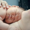 Baby bei Mutter auf dem Brustkorb