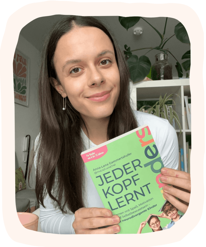Anna-Lena Gammertshofer mit ihrem Buch "Jeder Kopf lernt anders"