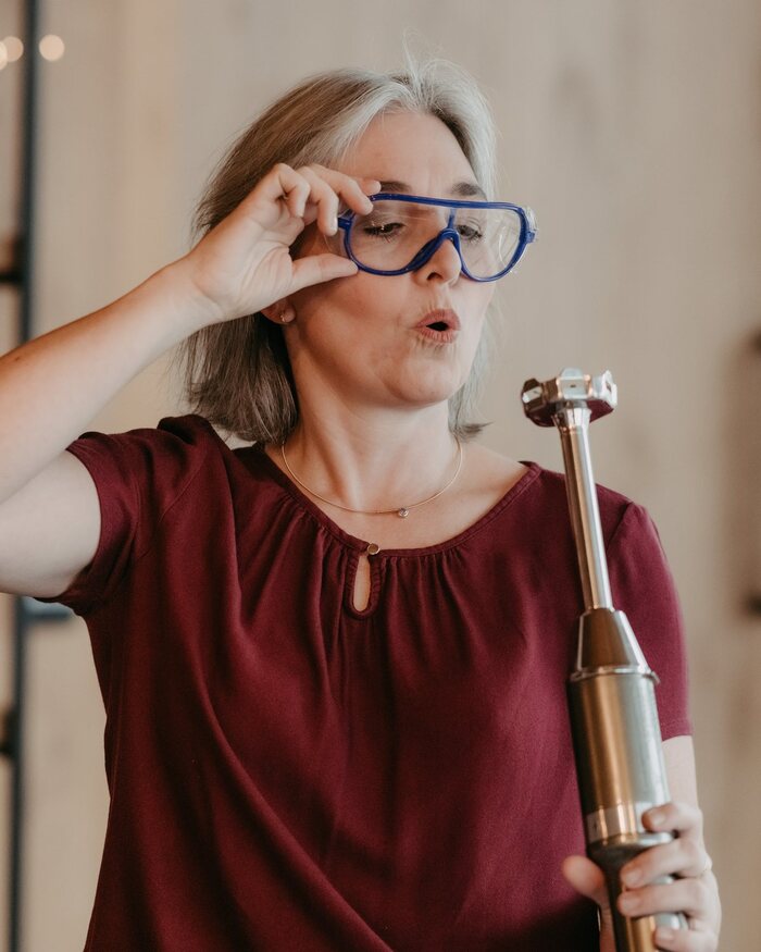 Dr. Jessica Maas mit Schutzbrille und Pürierstab beim Seifensieden