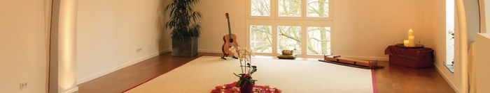 Gitarre auf Teppichboden in einem hellen Raum