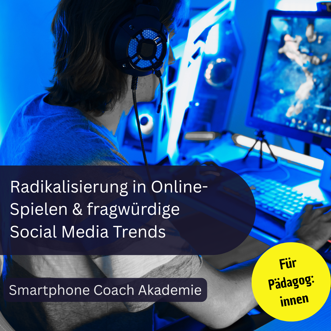 Junge mit Headset sitzt vor blau leuchtendem PC-Bildschirm und spielt. Radikalisierung in Online-Spielen u fragwürdige Trends