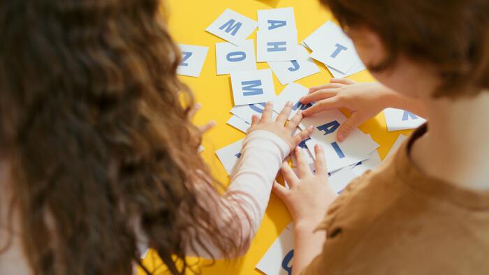 Kinder legen Buchstaben zu Wörtern