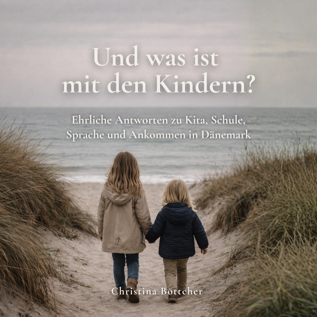 Zwei Kinder gehen Hand in Hand durch eine Dünenlandschaft zum Meer