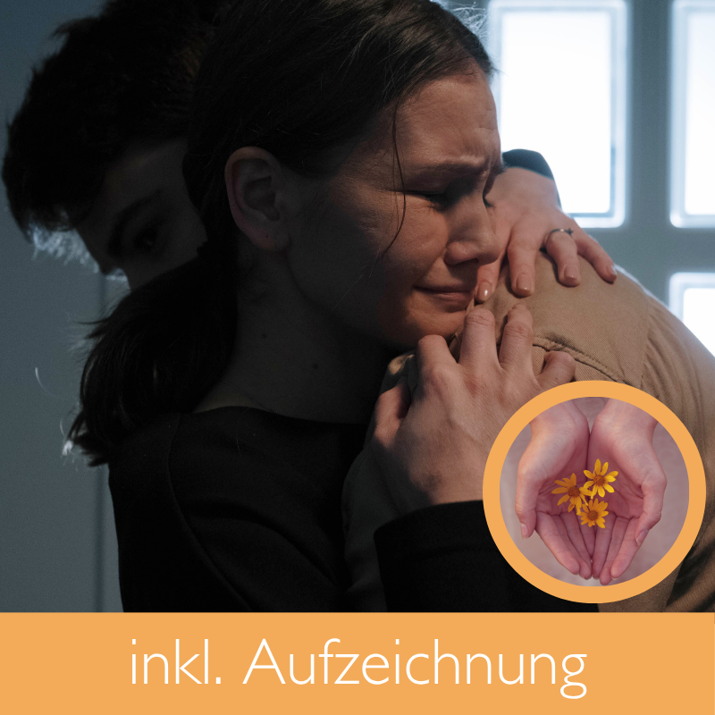 Frau und Mann umarmen sich verweint