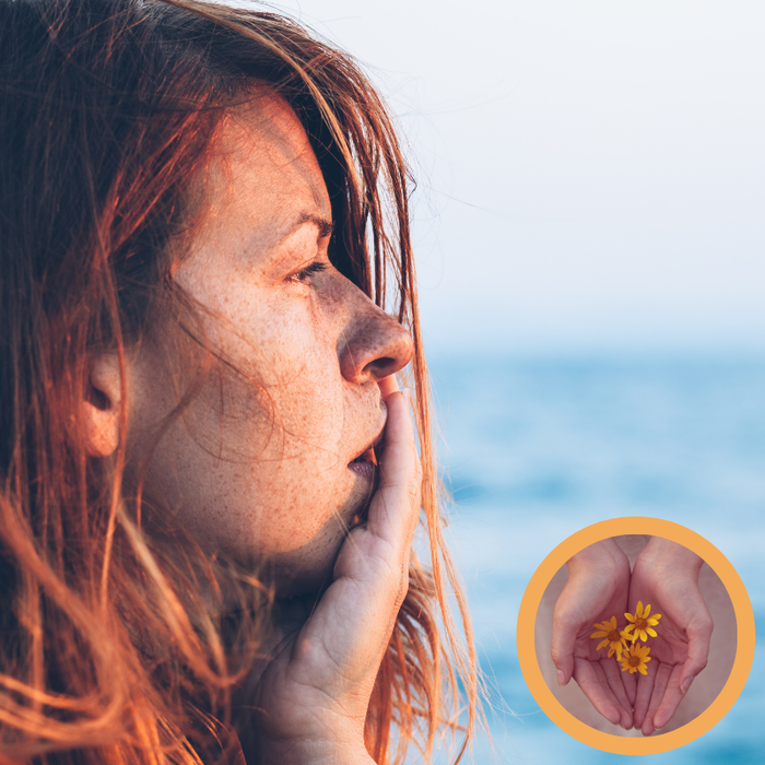 Frau blickt aufs Meer hinaus