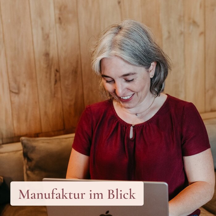 Manufaktur im Blick: Jessica Maas am Laptop