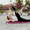 Warm lächelnde Frau in Yogapose "Vishnu`s Couch" draussen im Freien als Hintergrundbild - mit Schriftzug "Schnupper-Stunde"