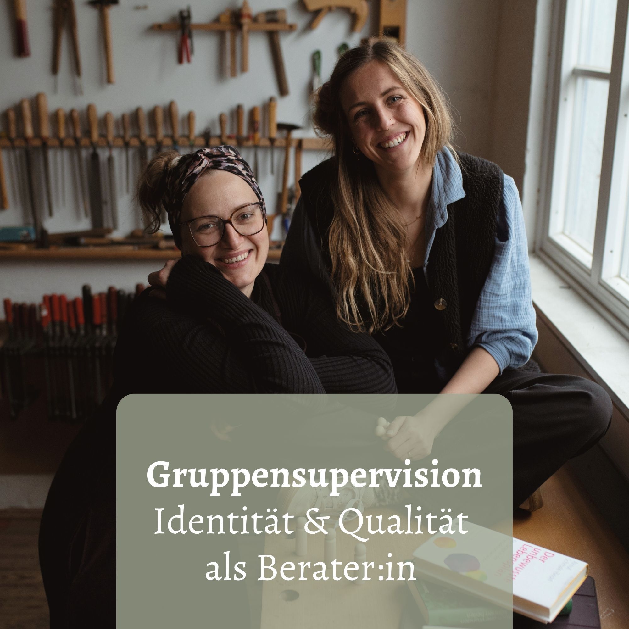 Rebecca und Marie lächeln und freuen sich auf die Gruppensupervision