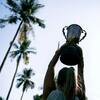 Frau mit Pokal in der Hand