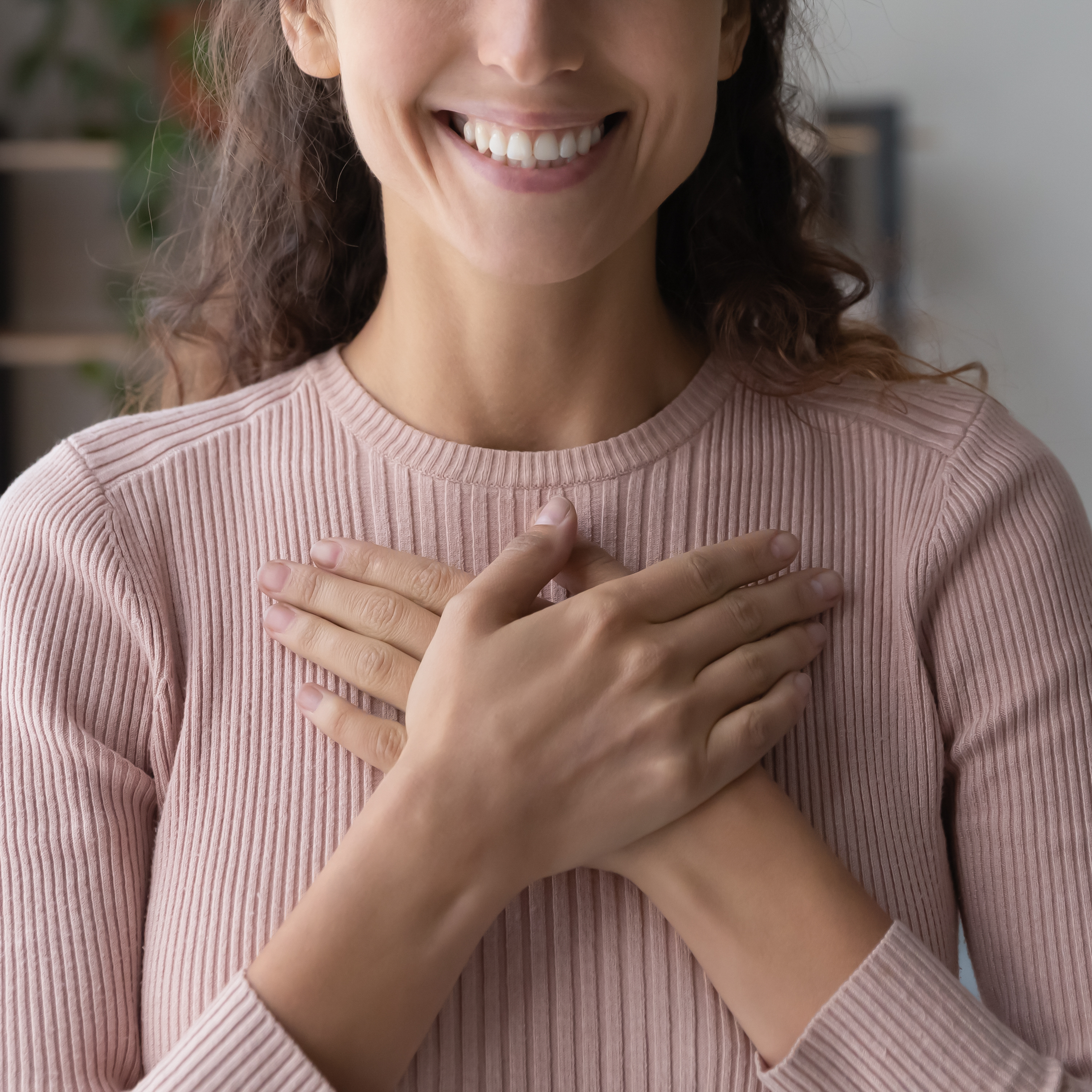 1222788544 - Frau mit verschränkten Armen_iStock-3019x3019.jpg