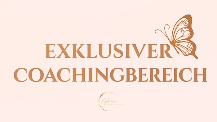 Roséfarbener Banner mit dem Schriftzug ‚Exklusiver Coachingbereich‘ und stilisiertem Schmetterling
