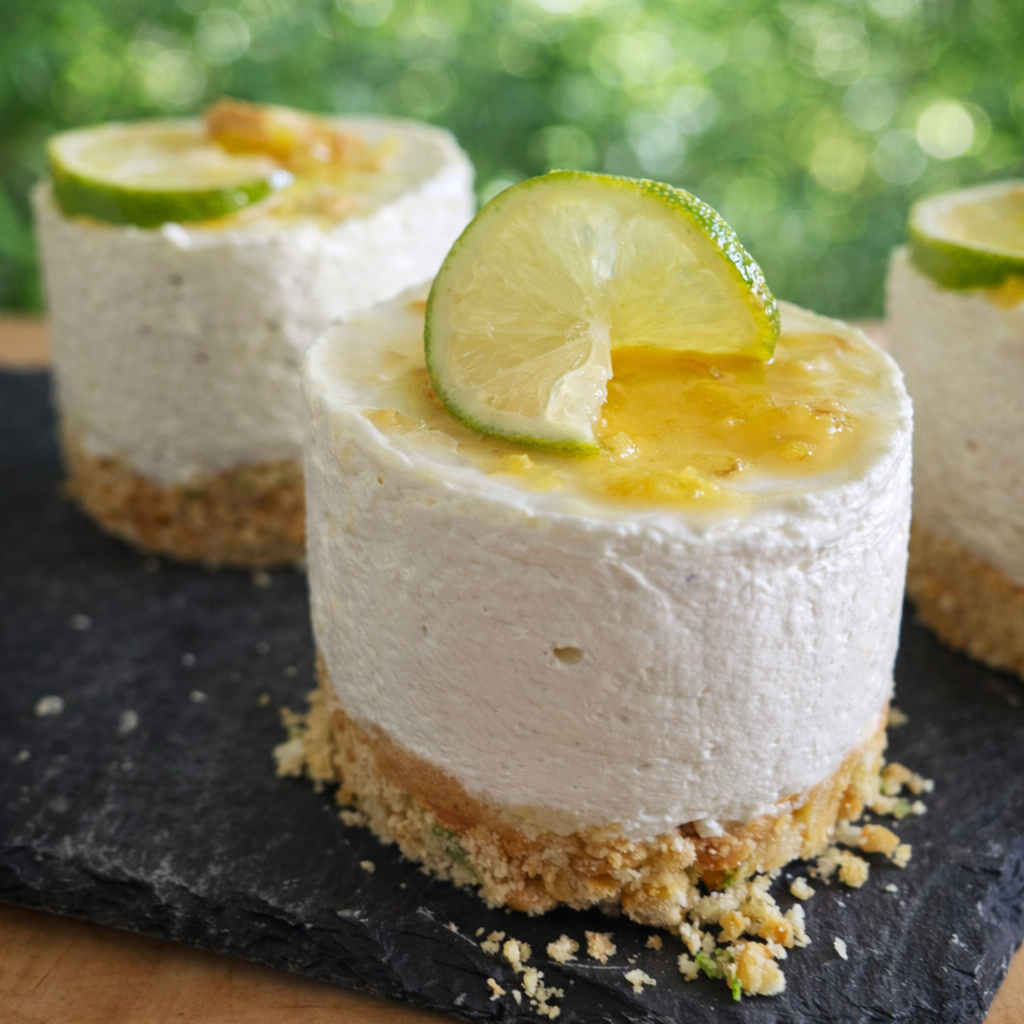 Mini Zitronen-Limetten Cheesecakes im Fokus-1024x1024.png