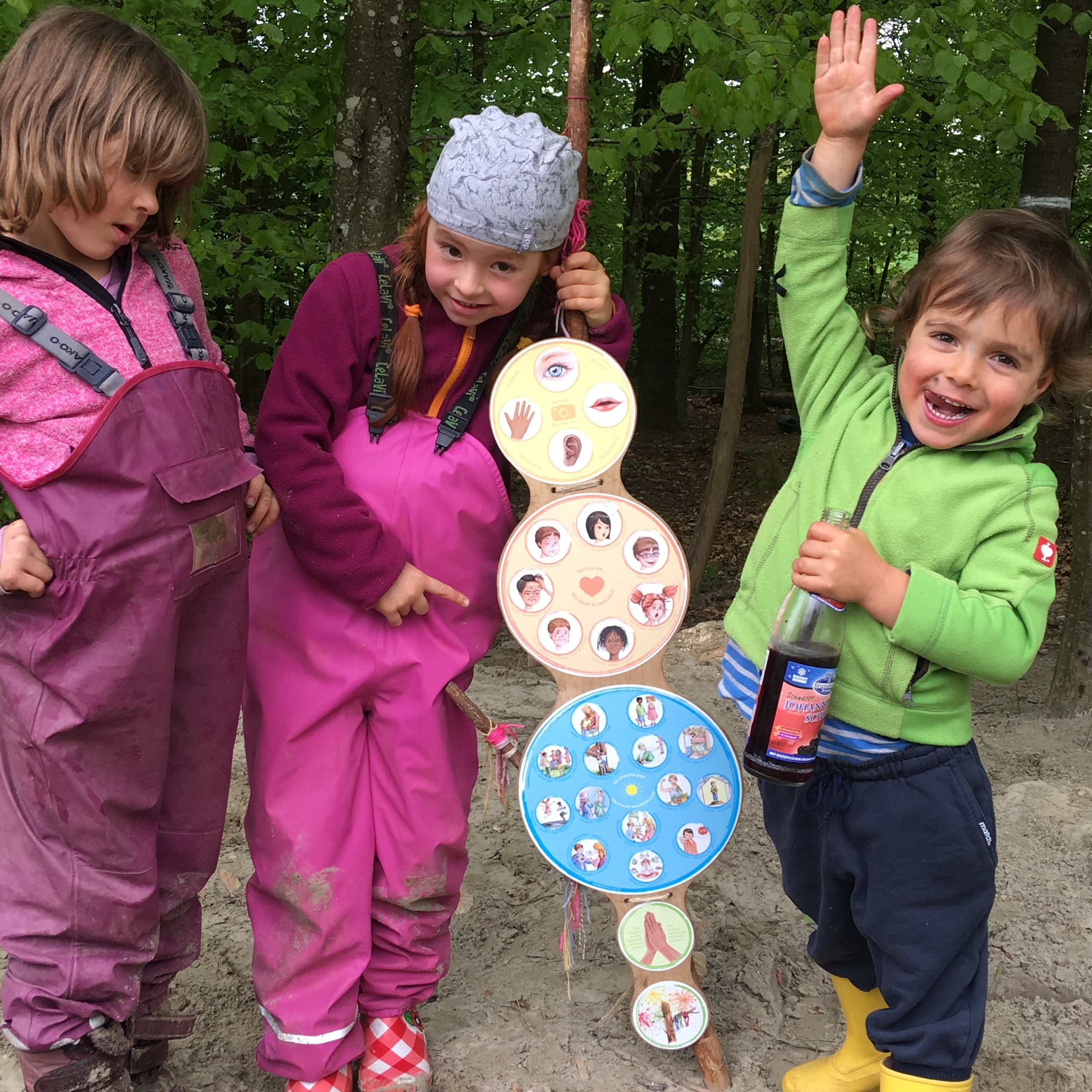 Kinder mit Friedensstock 2019-3024x3024.jpg