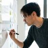 Stephen schreibt "KI Inner Circle" auf Whiteboard