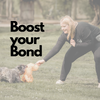 Text: Boost your Bond, im Hintergrund spielt Steffi mit einem kleinen Hund auf einer Wiese.