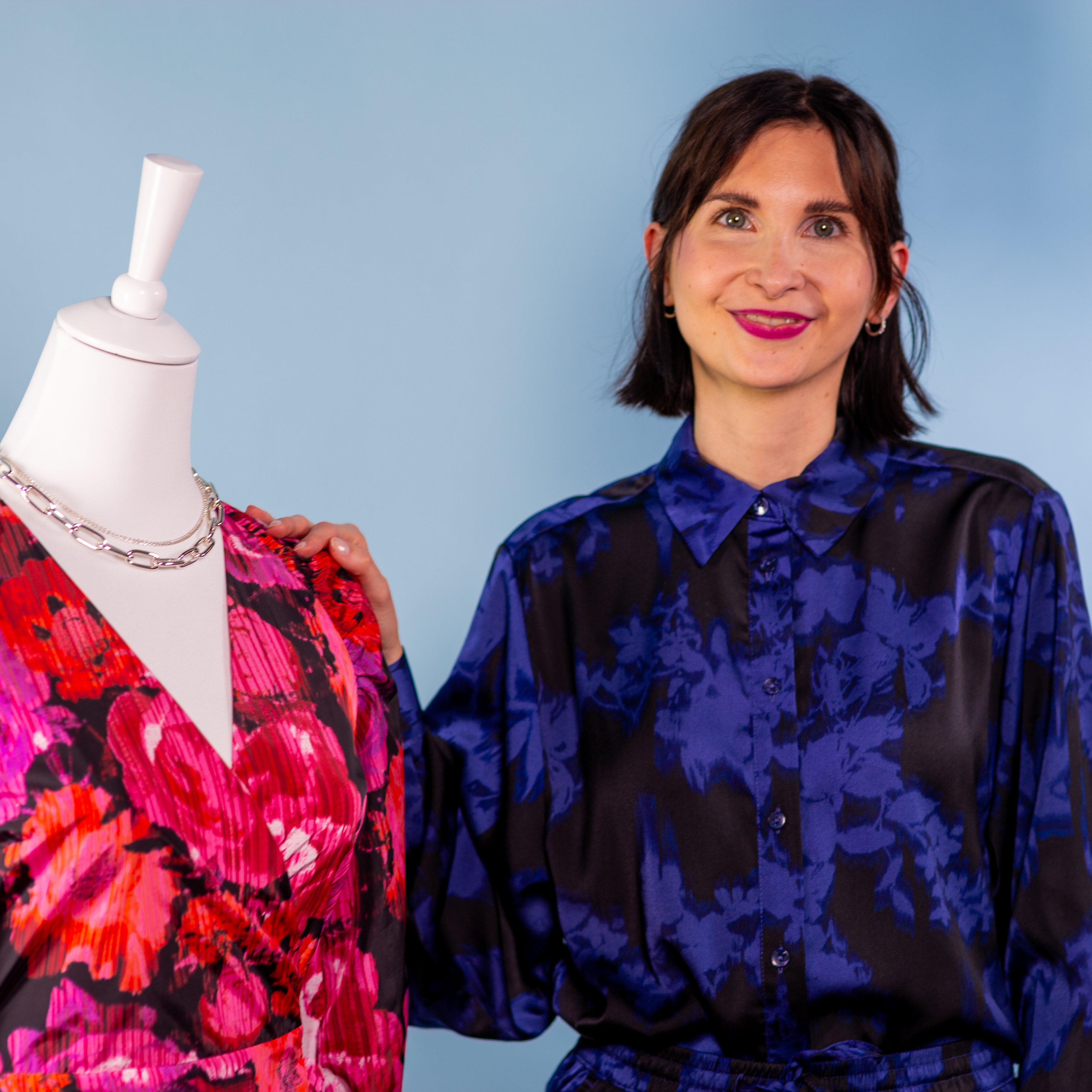 Mode-Redakteurin Yvonne mit Kleiderpuppe