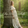 Frau lehnt an einem Baum im Wald und verbindet sich mit der Natur.