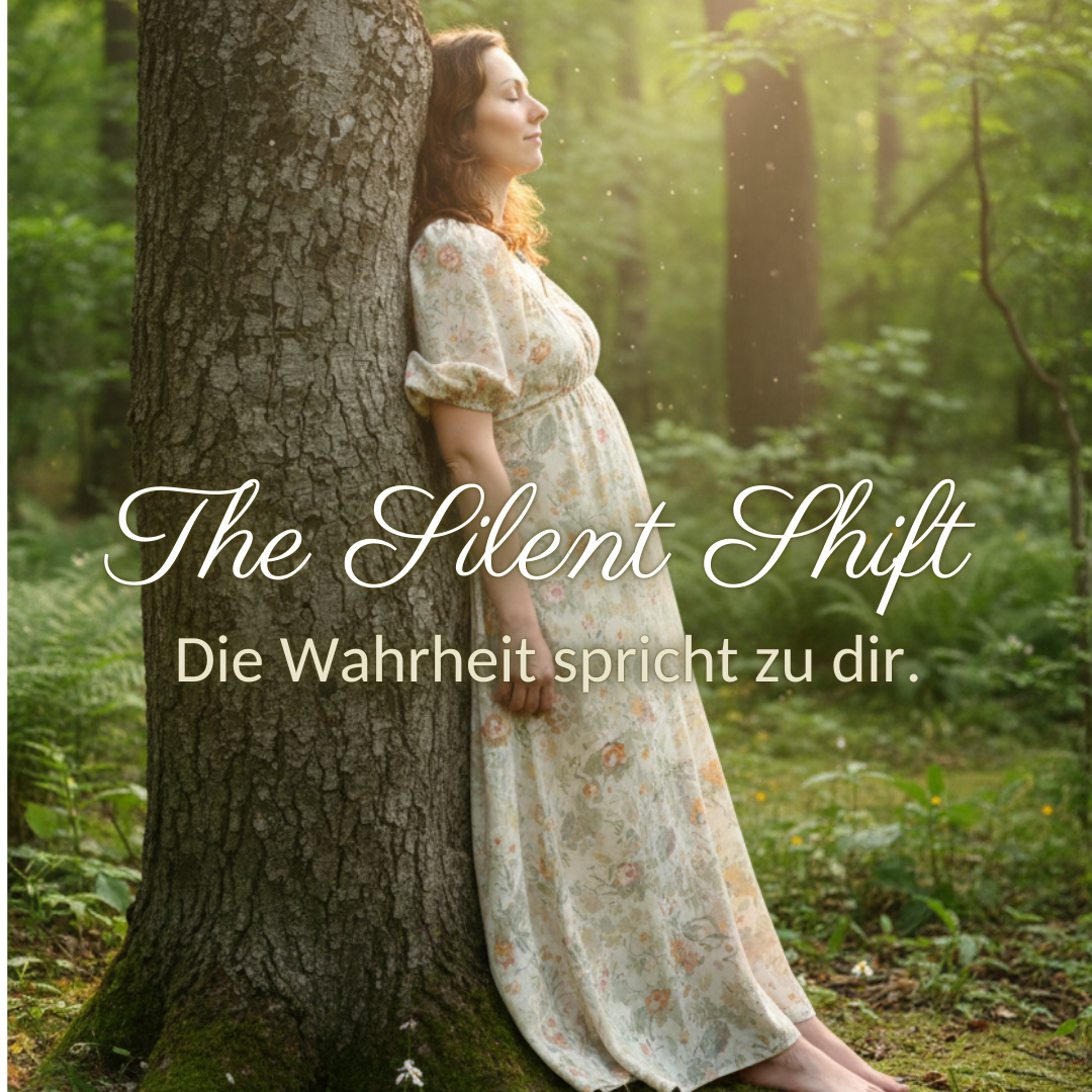 Frau lehnt an einem Baum im Wald und verbindet sich mit der Natur.