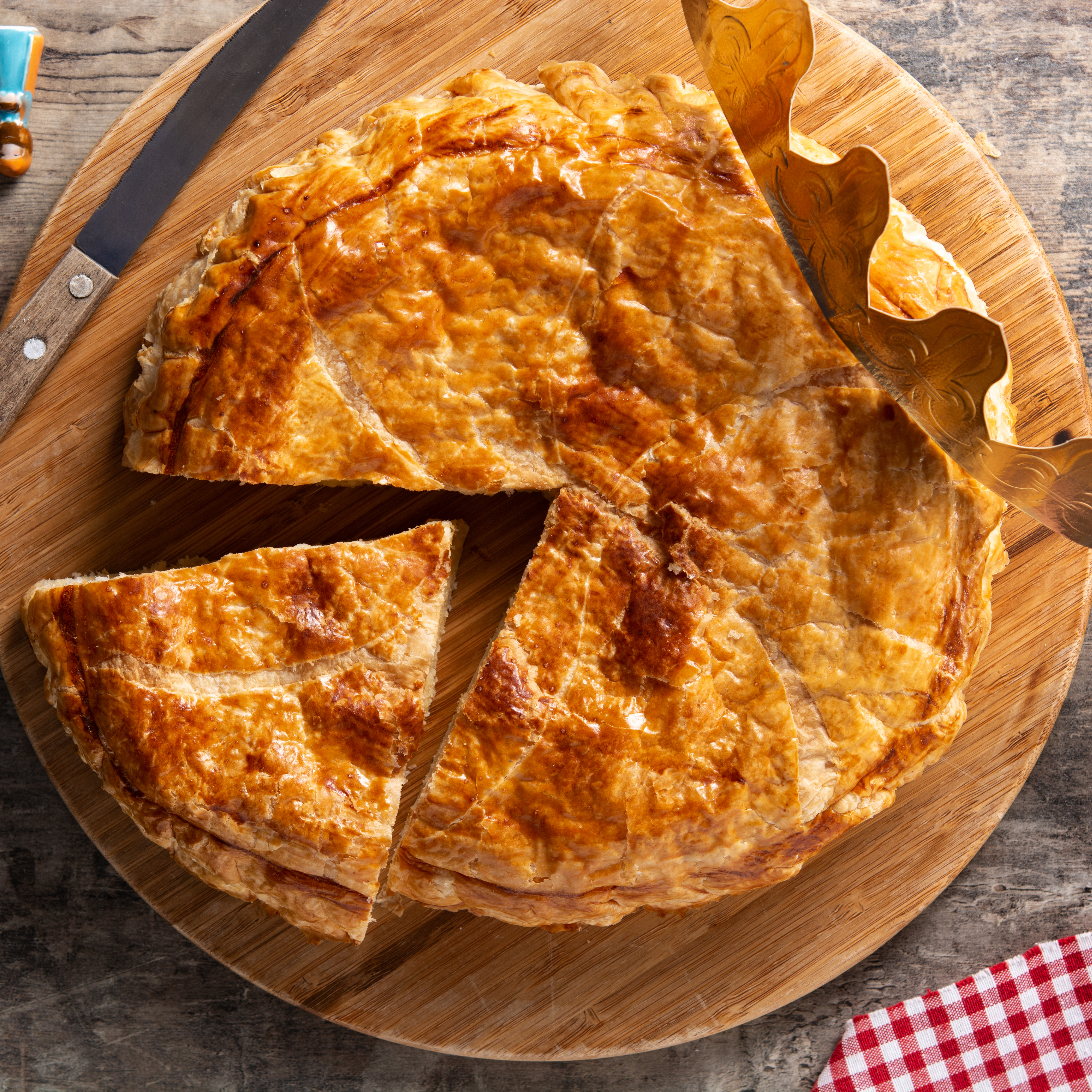 galette-des-rois-wooden-table-traditional-epiphany-cake-france (2)-4000x4000.jpg
